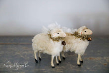 Afbeelding in Gallery-weergave laden, wolschaapjes met papier maché pootjes.
