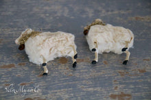 Afbeelding in Gallery-weergave laden, wolschaapjes met papier maché pootjes.
