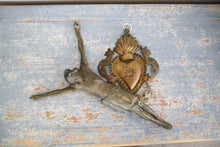 Load image into Gallery viewer, Corpus in worn bois doré. (3)
