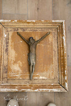 Load image into Gallery viewer, Corpus in worn bois doré. (3)
