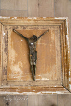 Load image into Gallery viewer, Corpus in worn bois doré. (3)
