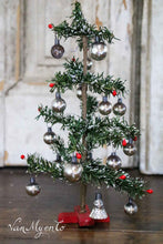 Afbeelding in Gallery-weergave laden, Kerstboompje met glazen balletjes
