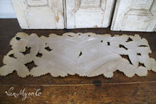 Afbeelding in Gallery-weergave laden, Antiek papier maché ornament

