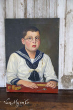 Afbeelding in Gallery-weergave laden, Portret van jongen met bril
