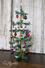 Afbeelding in Gallery-weergave laden, Antiek kerstboompje met glazen balletjes
