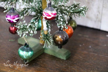 Afbeelding in Gallery-weergave laden, Antiek kerstboompje met glazen balletjes
