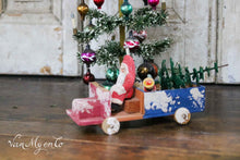 Afbeelding in Gallery-weergave laden, Kerstman in auto
