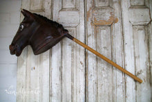 Afbeelding in Gallery-weergave laden, stokpaard
