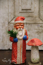 Afbeelding in Gallery-weergave laden, Kerstman candycontainer met takje van echte ganzenveren.
