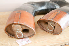 Afbeelding in Gallery-weergave laden, Antieke laarzen met houten spanners
