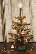 Afbeelding in Gallery-weergave laden, Antiek kerstboompje met geperste wattenfiguurtjes
