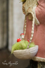 Afbeelding in Gallery-weergave laden, Roze kerstman candycontainer met paddestoelenmandje
