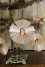 Lade das Bild in den Galerie-Viewer, Antike Weihnachtsdekoration aus gesponnener Glasseide
