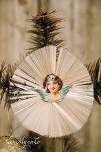 Lade das Bild in den Galerie-Viewer, Antike Weihnachtsdekoration aus gesponnener Glasseide

