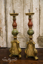 Afbeelding in Gallery-weergave laden, Antieke houten kandelaars
