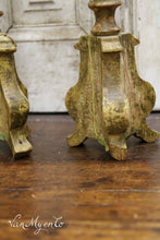 Afbeelding in Gallery-weergave laden, Antieke houten kandelaars
