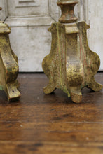 Afbeelding in Gallery-weergave laden, Antieke houten kandelaars
