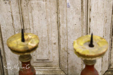 Afbeelding in Gallery-weergave laden, Antieke houten kandelaars
