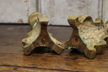 Afbeelding in Gallery-weergave laden, Antieke houten kandelaars
