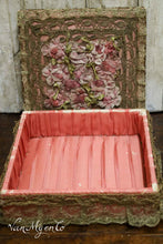 Lade das Bild in den Galerie-Viewer, Rosa Box mit Seide und Goldbrokat
