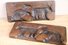 Afbeelding in Gallery-weergave laden, Dubbele houten suikerplank met haasje en koe.
