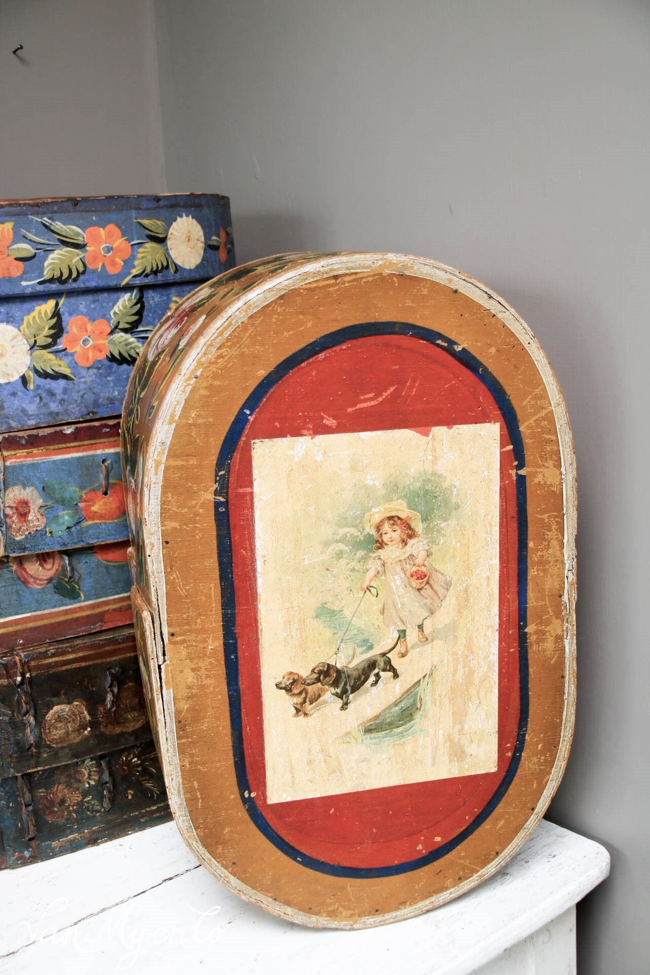 Antieke beschilderde spanen doos