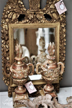 Afbeelding in Gallery-weergave laden, Antieke bois doré altaarvazen / pots a feu
