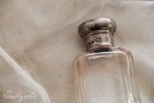 Afbeelding in Gallery-weergave laden, Parfumflesje met zilveren dopje

