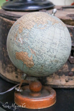 Afbeelding in Gallery-weergave laden, Kleine papier maché globe
