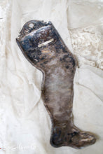 Afbeelding in Gallery-weergave laden, Zeer grote antieke zilveren ex voto van een been
