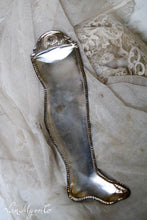 Afbeelding in Gallery-weergave laden, Zilveren ex voto van een been

