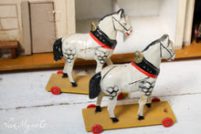 Afbeelding in Gallery-weergave laden, Paarden van papier maché
